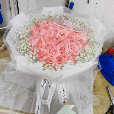 送女朋友玫瑰花_女朋友送玫瑰花怎么發(fā)朋友圈_送玫瑰花朋友女生怎么說